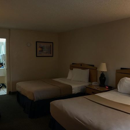 Quality Inn Tampa Lake Magdalene Экстерьер фото