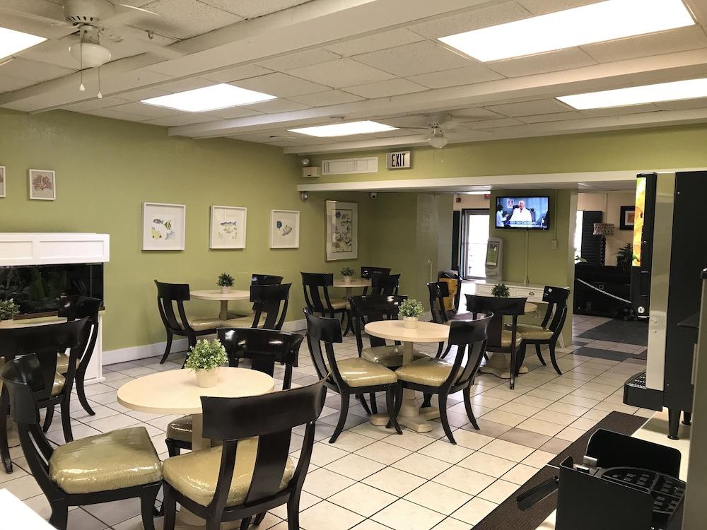 Quality Inn Tampa Lake Magdalene Экстерьер фото