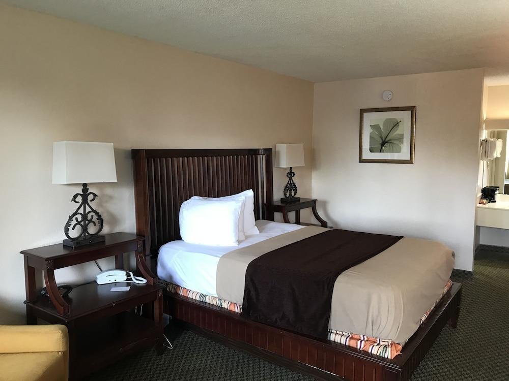 Quality Inn Tampa Lake Magdalene Экстерьер фото