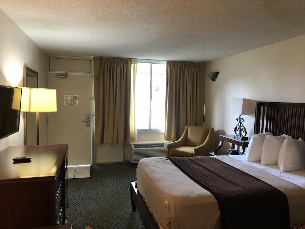 Quality Inn Tampa Lake Magdalene Экстерьер фото
