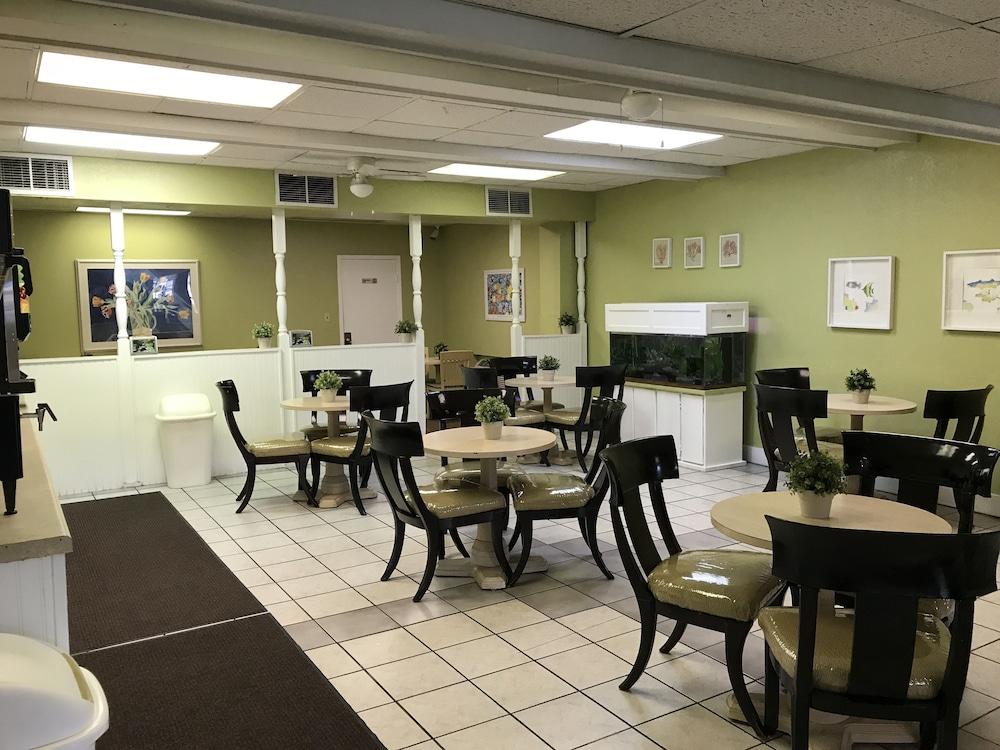 Quality Inn Tampa Lake Magdalene Экстерьер фото