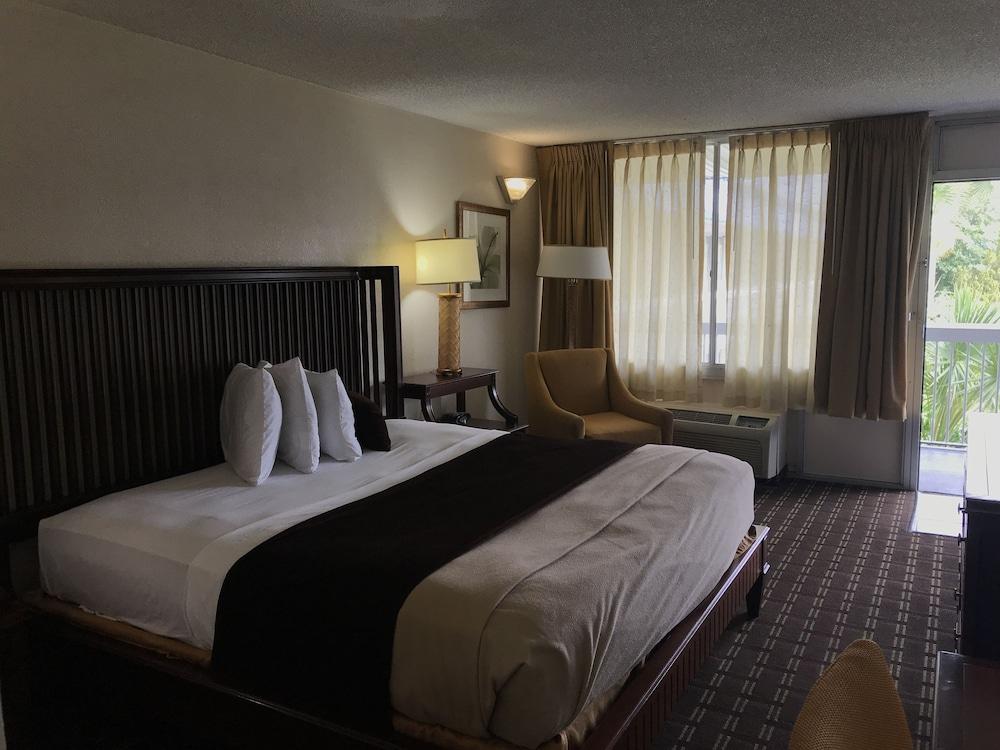 Quality Inn Tampa Lake Magdalene Экстерьер фото