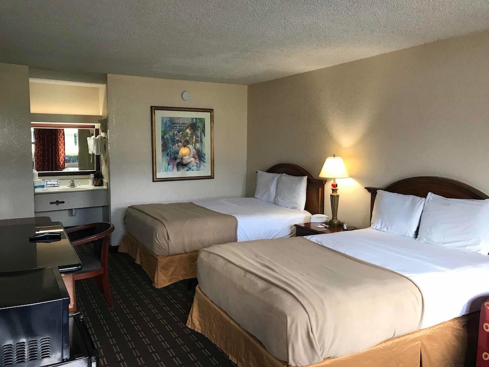 Quality Inn Tampa Lake Magdalene Экстерьер фото