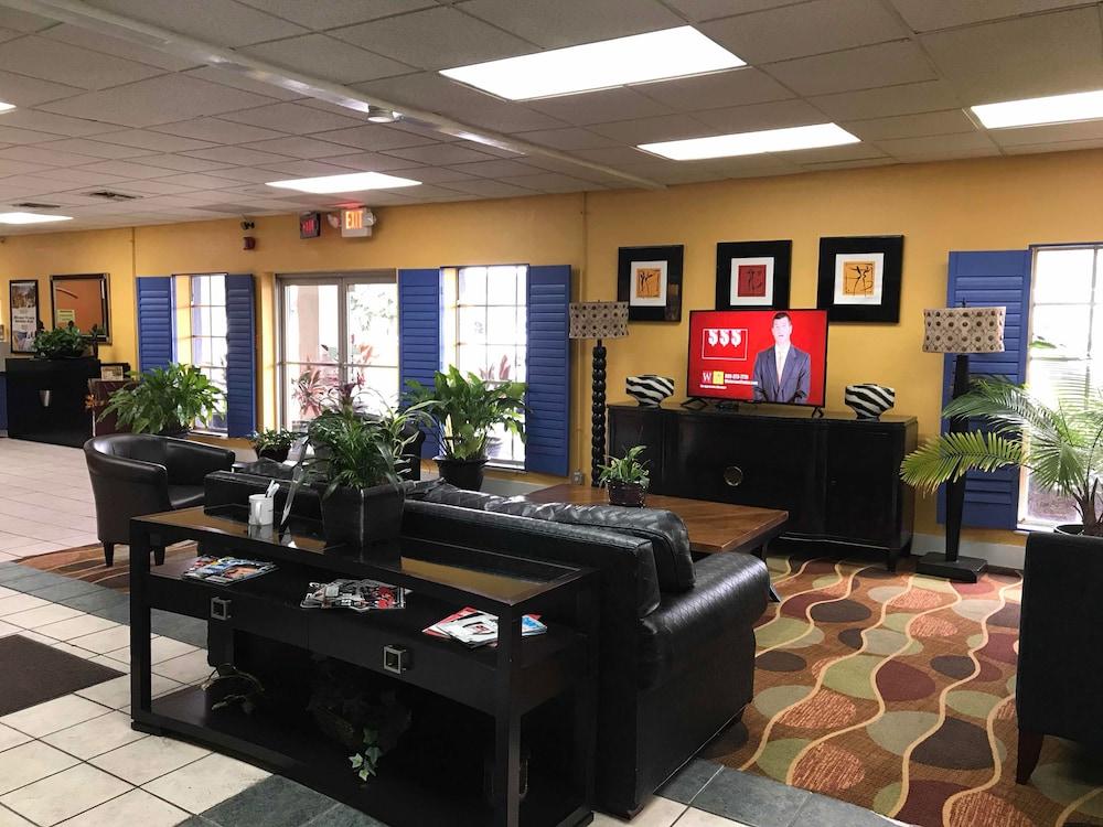 Quality Inn Tampa Lake Magdalene Экстерьер фото