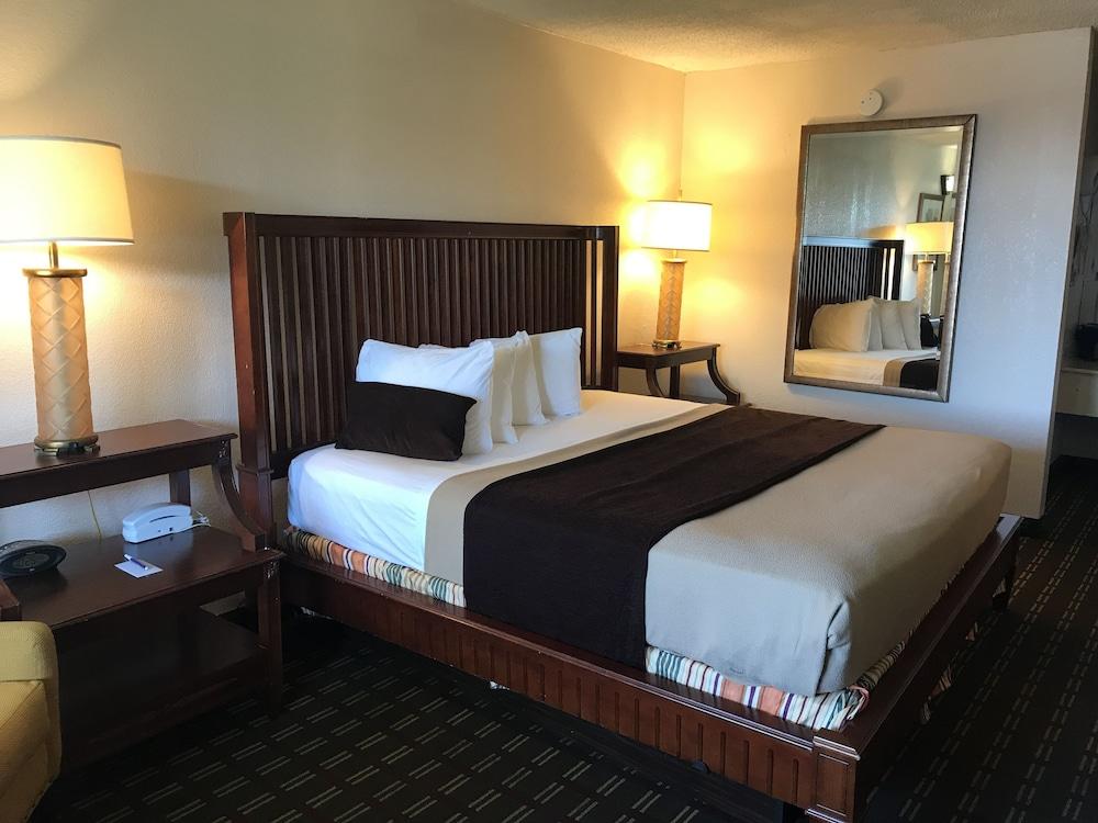 Quality Inn Tampa Lake Magdalene Экстерьер фото