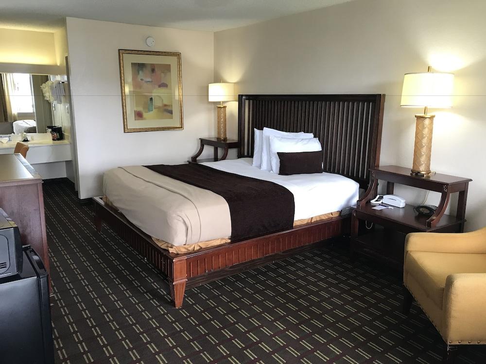 Quality Inn Tampa Lake Magdalene Экстерьер фото