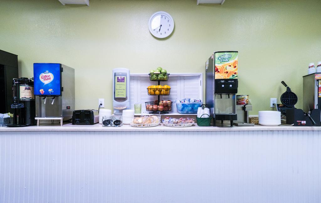 Quality Inn Tampa Lake Magdalene Экстерьер фото