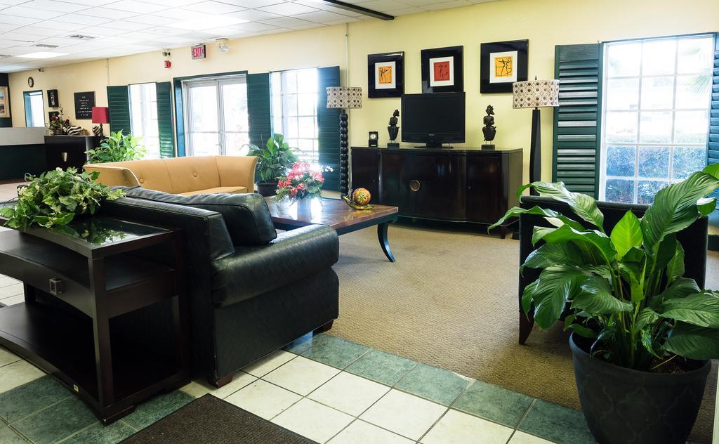 Quality Inn Tampa Lake Magdalene Экстерьер фото