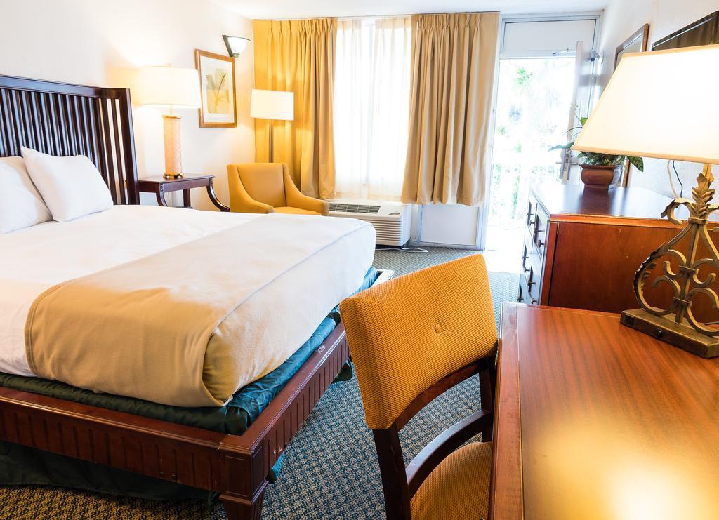 Quality Inn Tampa Lake Magdalene Экстерьер фото
