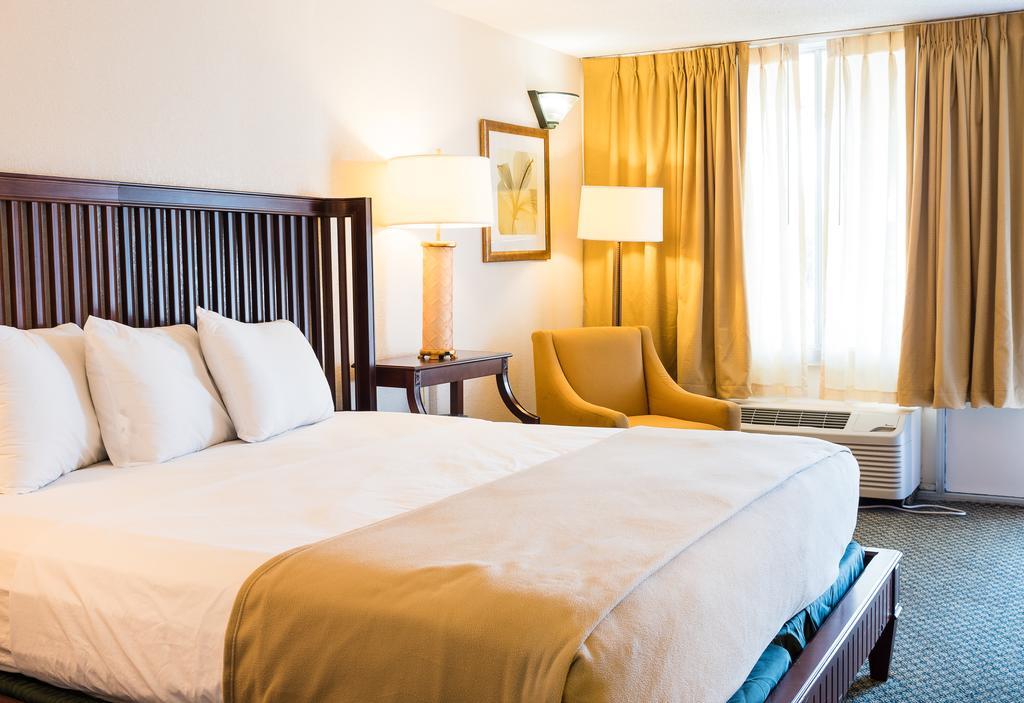 Quality Inn Tampa Lake Magdalene Экстерьер фото