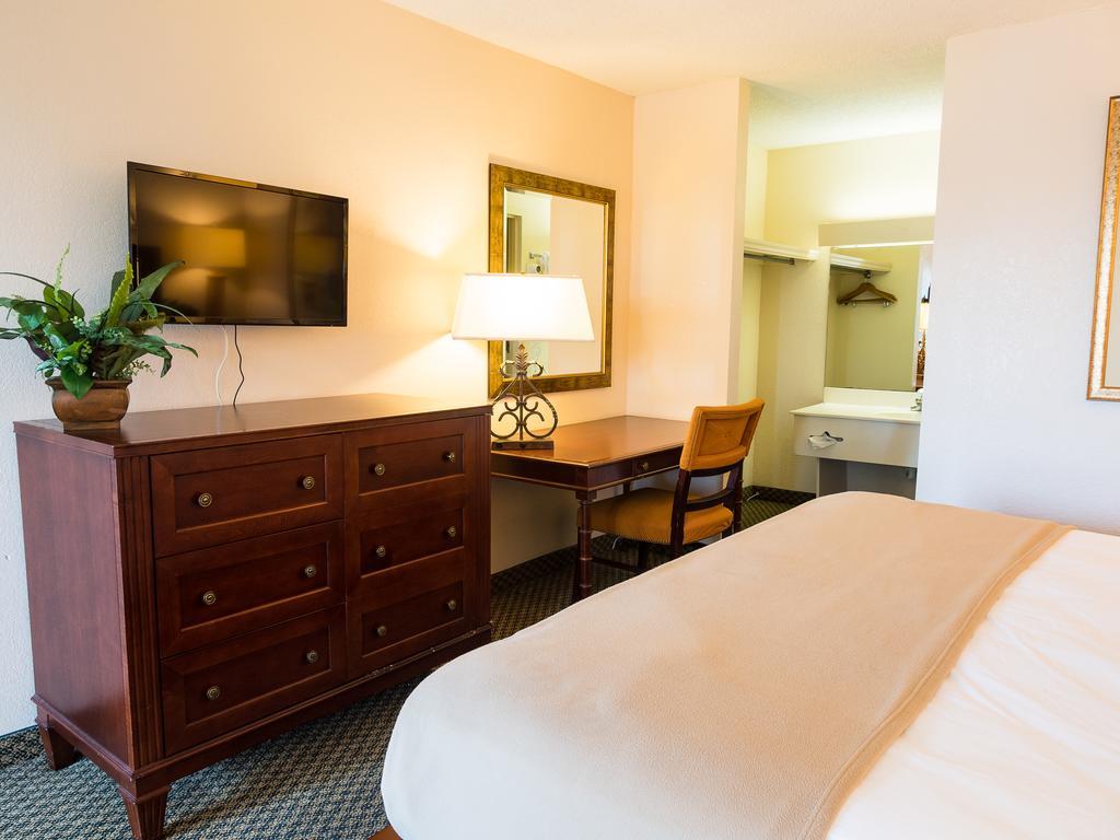 Quality Inn Tampa Lake Magdalene Экстерьер фото