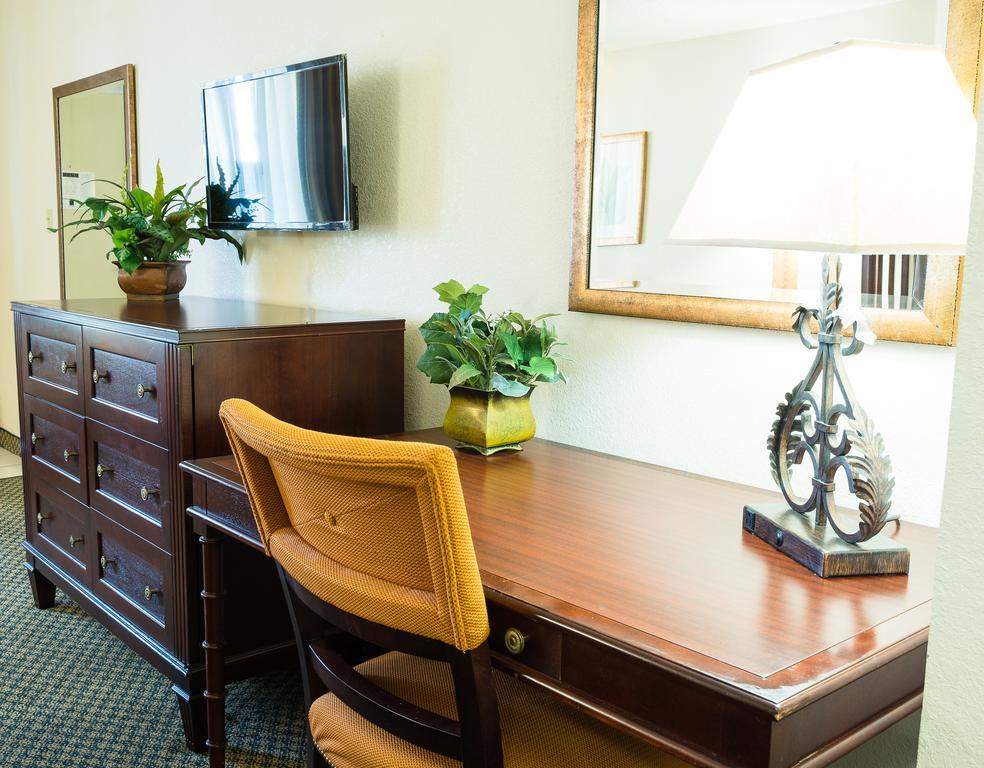 Quality Inn Tampa Lake Magdalene Экстерьер фото