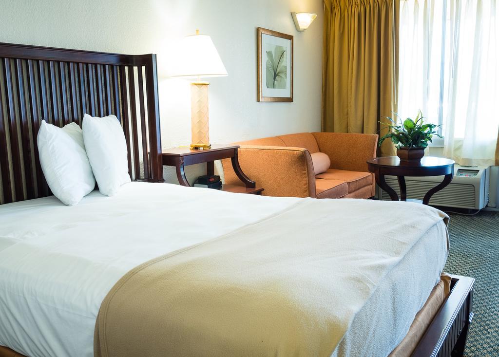 Quality Inn Tampa Lake Magdalene Экстерьер фото