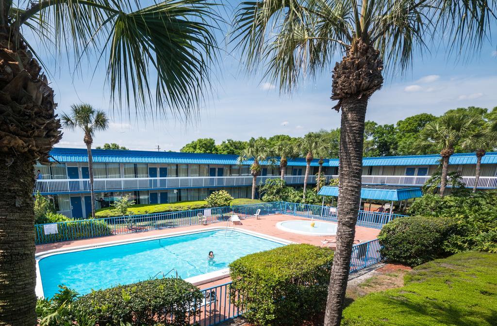 Quality Inn Tampa Lake Magdalene Экстерьер фото