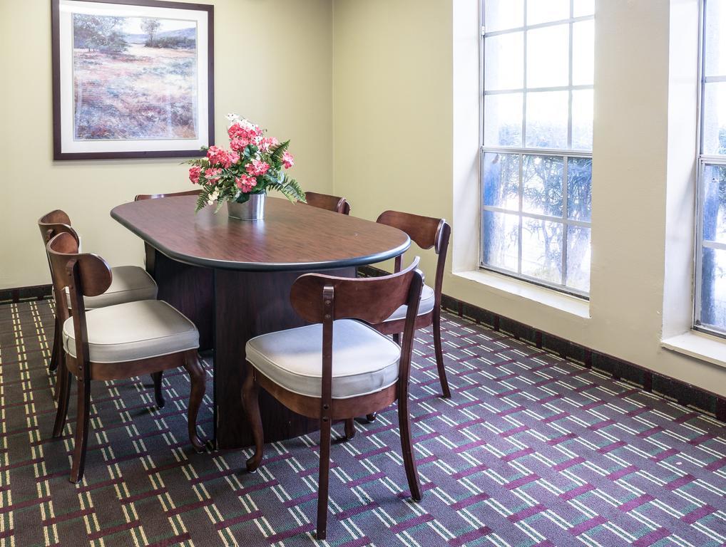 Quality Inn Tampa Lake Magdalene Экстерьер фото