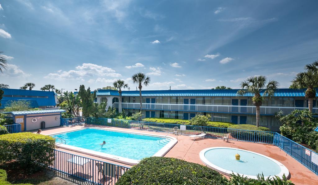 Quality Inn Tampa Lake Magdalene Экстерьер фото