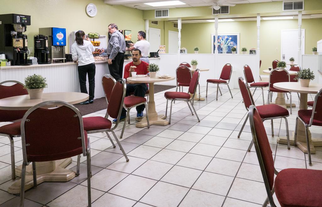 Quality Inn Tampa Lake Magdalene Экстерьер фото