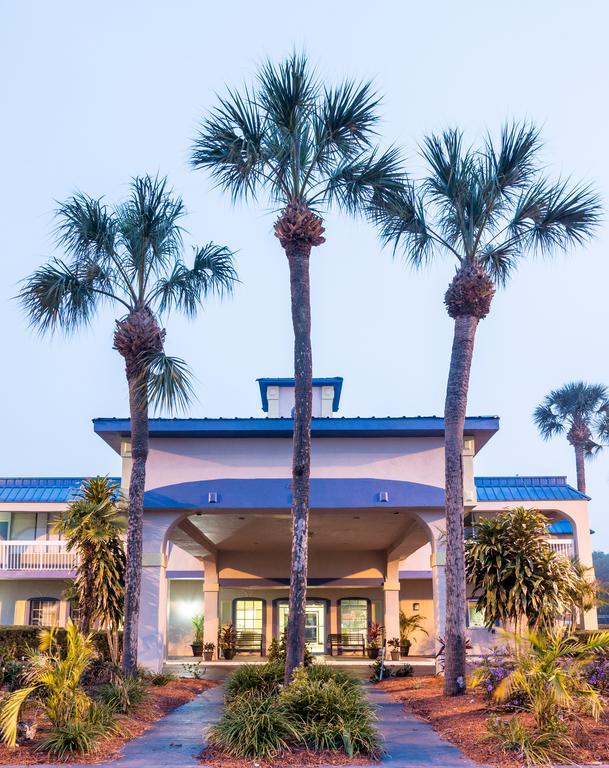 Quality Inn Tampa Lake Magdalene Экстерьер фото
