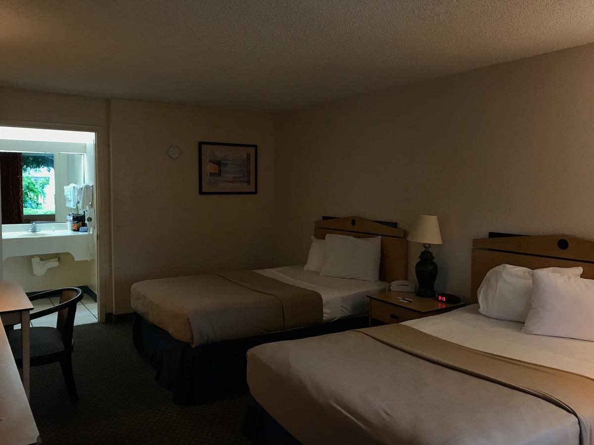 Quality Inn Tampa Lake Magdalene Экстерьер фото