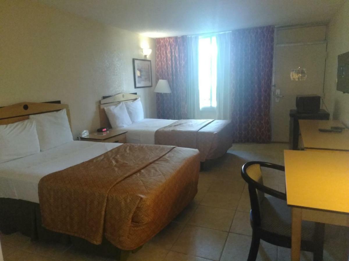 Quality Inn Tampa Lake Magdalene Экстерьер фото